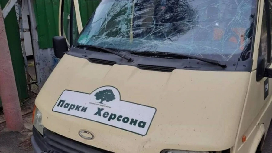 Російський дрон атакував комунальників у Херсоні: шестеро людей поранено