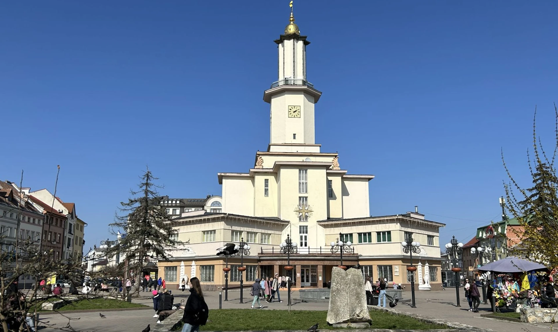 Сто метрів горя та кав'ярень. Чим живе та як змінюється Франківськ під час війни