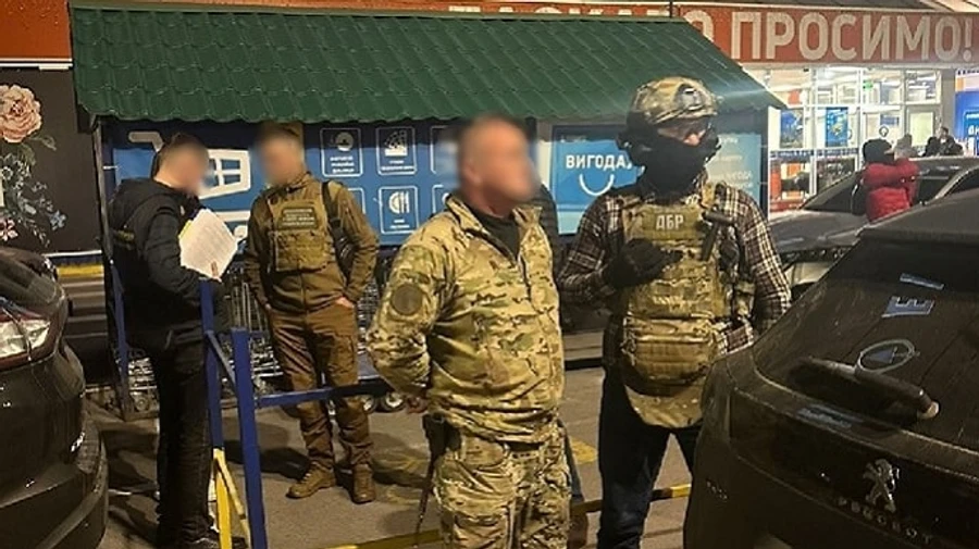 Командир взводу вимагав хабарі у військових за видачу зарплат: його затримали