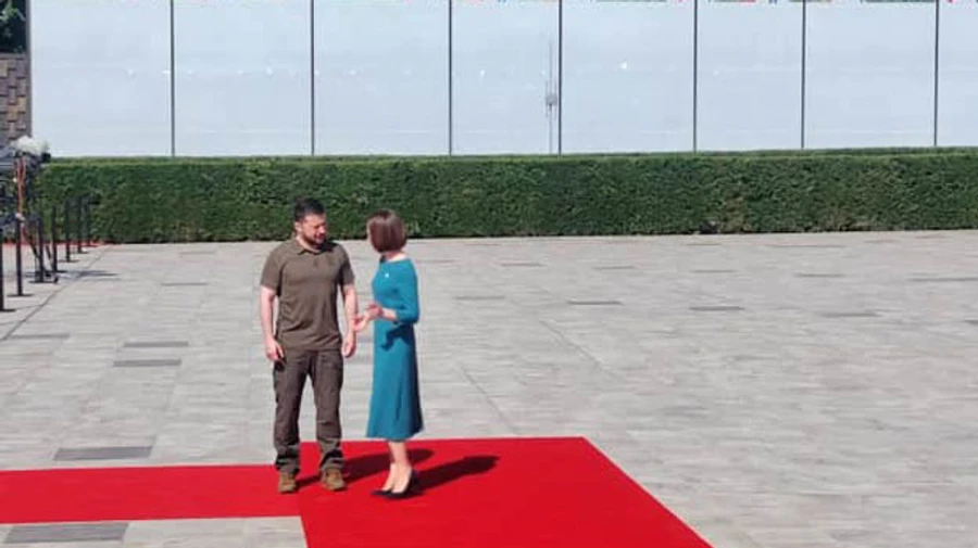 Zelenskyy arrives at summit in Moldova