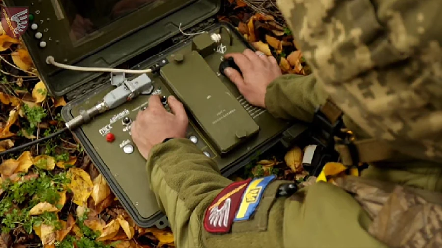 Миколаївські десантники показали, як палять ворожу техніку