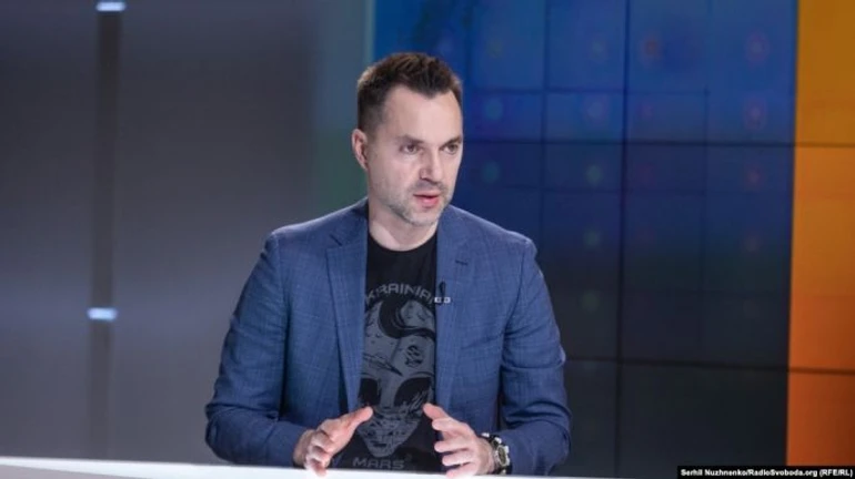 Росія вимагає для відкриття КПВВ на Донбасі визнати Спутник V – Арестович