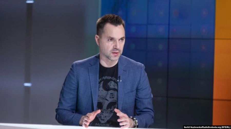 Росія вимагає для відкриття КПВВ на Донбасі визнати Спутник V – Арестович