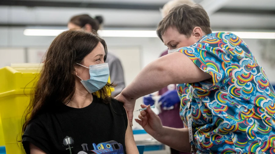 Израиль начал вакцинировать подростков