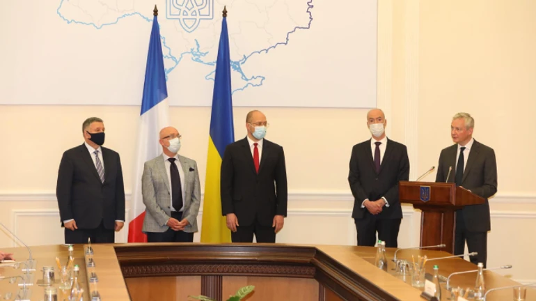 Электровозы, автолестницы и питьевая вода: Украина и Франция заключили соглашения на 1,3 млрд евро