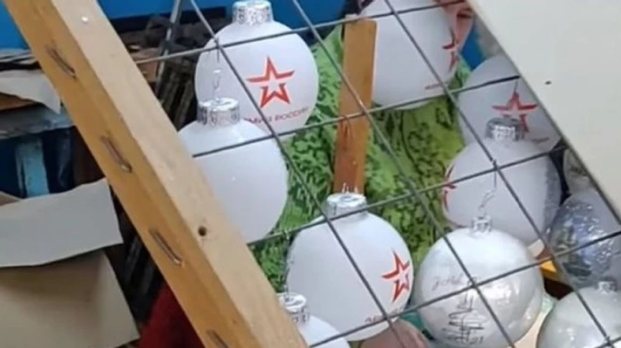 Игрушки с лого армии РФ: на фабрике елочных украшений объяснили, что произошло