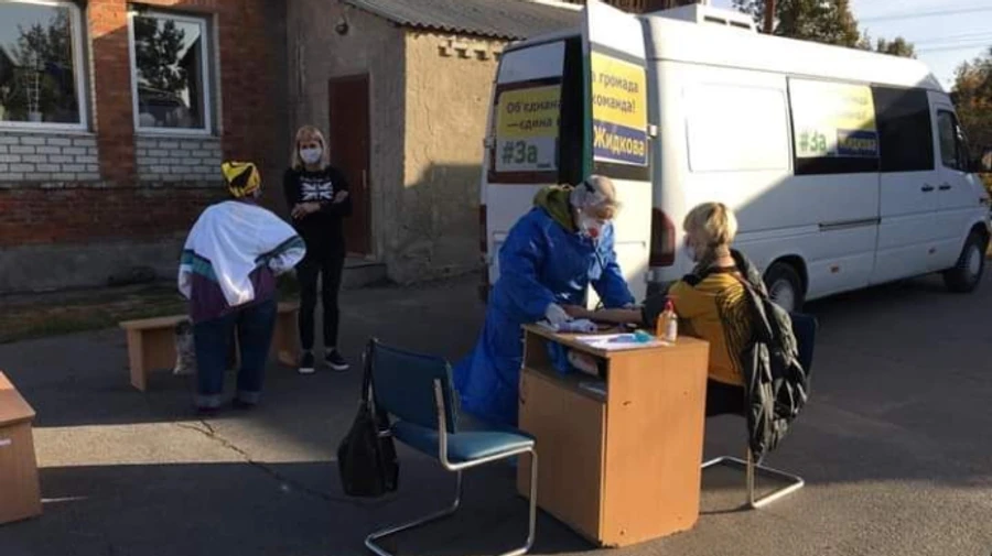 На Харківщині кандидат у мери від слуг проводив безкоштовні тести на COVID-19 – Опора