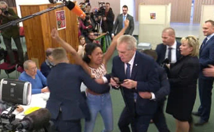 Активистка Femen, напавшая на Земана, назвалась журналисткой УП