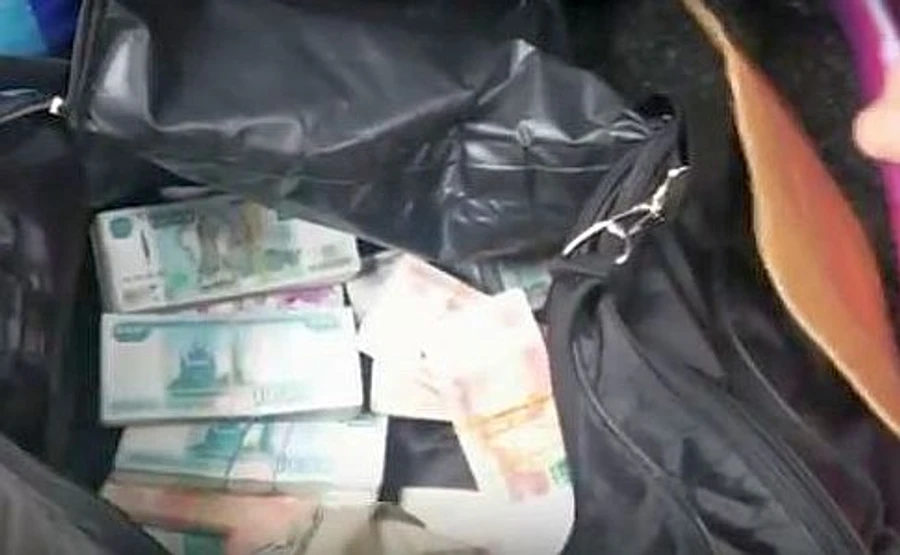 Украинец хотел провезти на оккупированный Донбасс 3 млн рублей