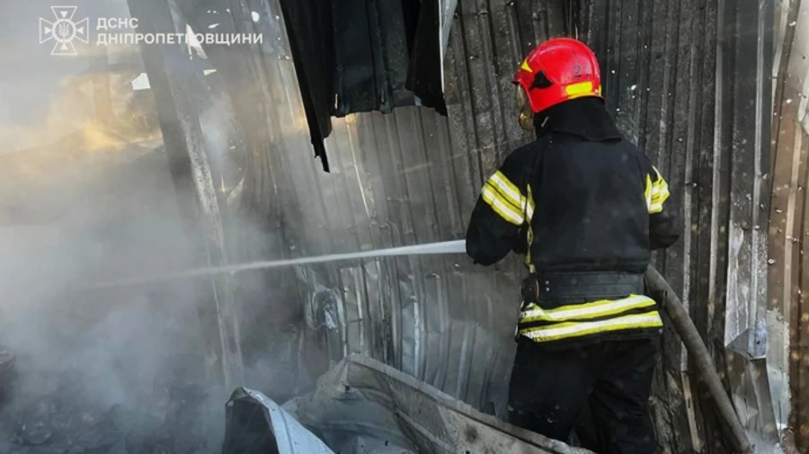Через російську атаку на Дніпропетровщині вирували пожежі, постраждав чоловік
