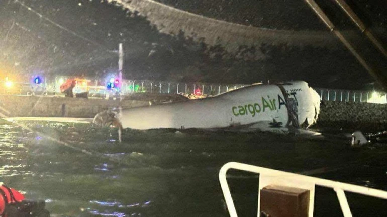 Вантажний літак в аеропорту Гонконгу викотився у море, загинуло двоє людей
