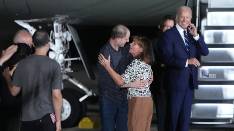 Самолет с освобожденными из России американцами сел в США – их встретили Байден и Харрис  