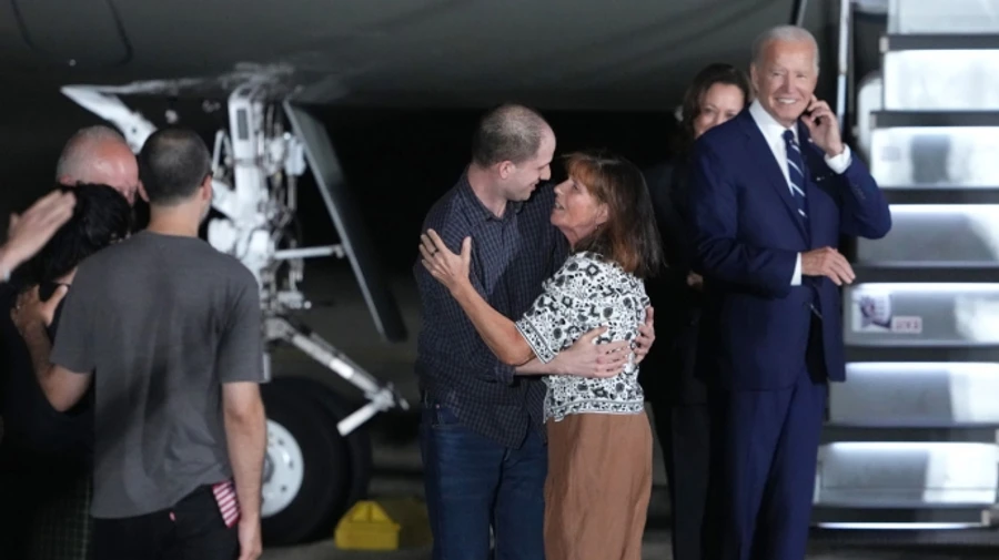 Літак зі звільненими з Росії американцями сів у США – їх зустріли Байден і Гарріс  