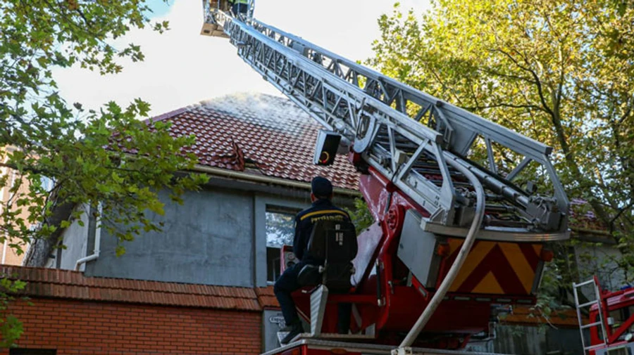 Russian forces hit Kherson: Residential building ablaze