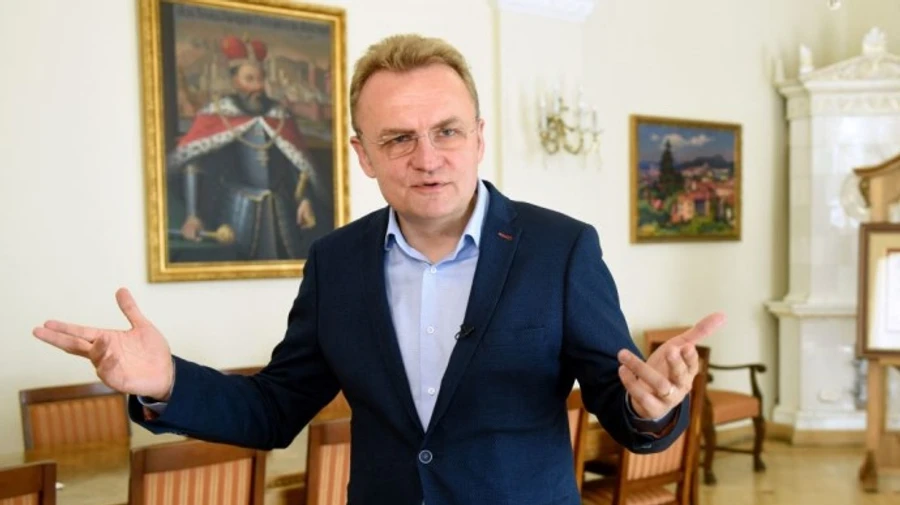 Садовий пояснив, чому одним зовсім не вимикають світло, а іншим – тричі на добу