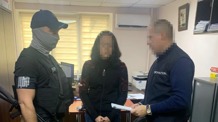 Силовики затримали ще одну збирачку податків для окупантів