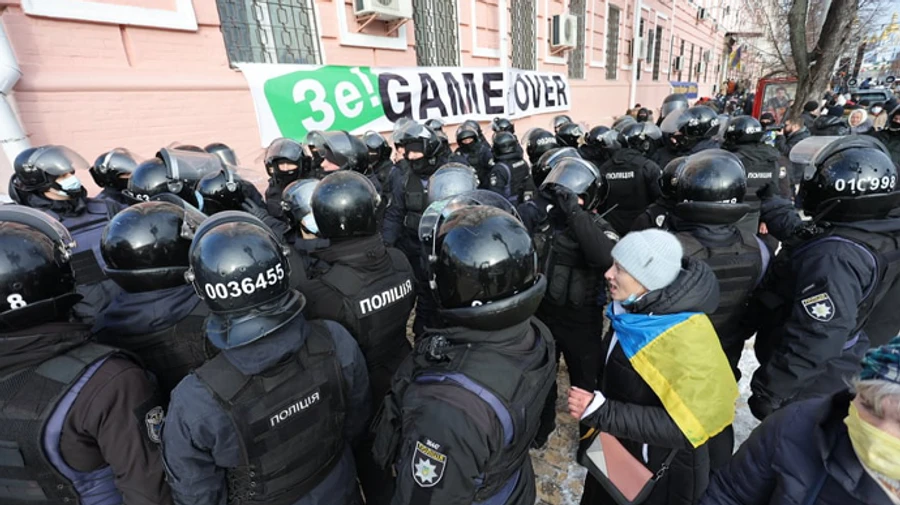 Біля Печерського суду сталася сутичка, а Порошенко сходив до церкви 