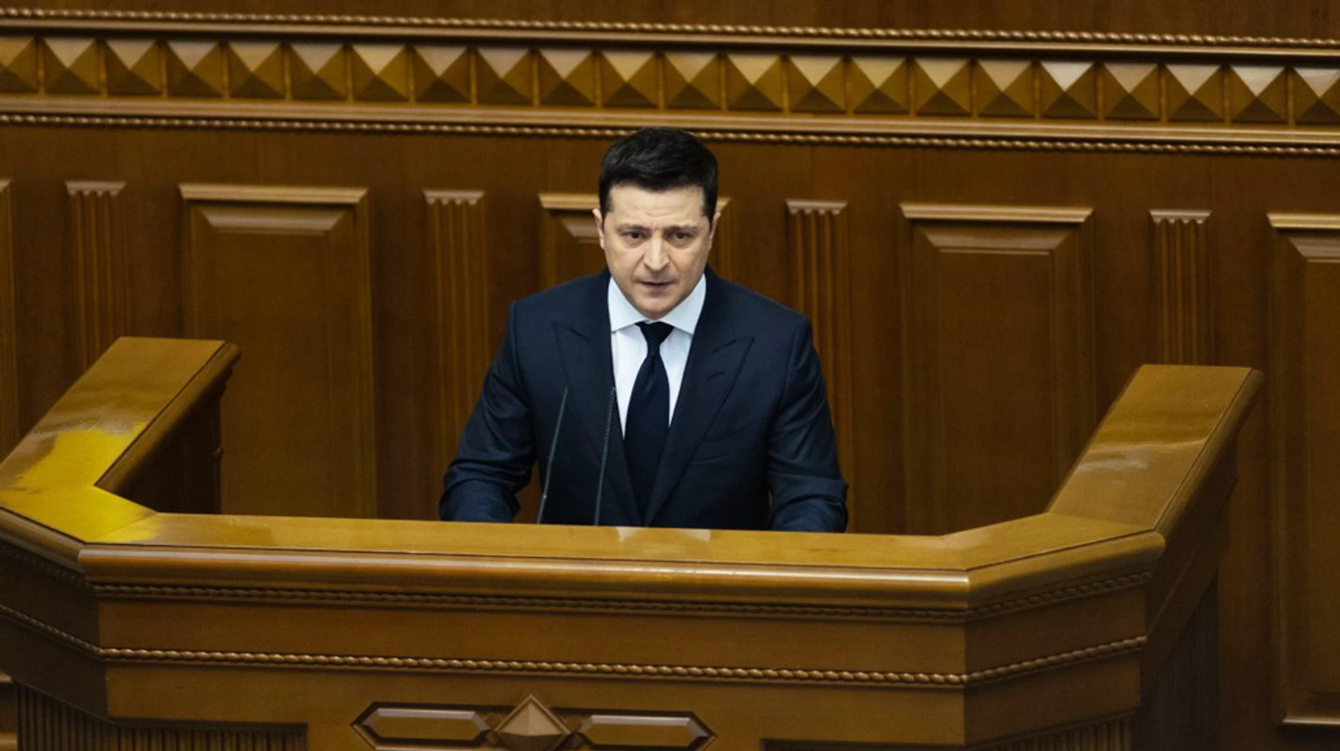 Бороться за территории, говорить с Россией, ждать реформ и верить в Большое строительство. О чем говорил Зеленский в Раде