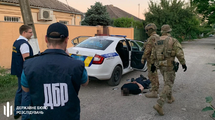 4 полицейских задержали за торговлю наркотиками и вымогательство 