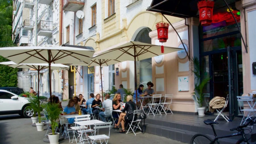 Кабмін дозволив роботу літніх майданчиків кафе і магазинів у ТРЦ з 11 травня