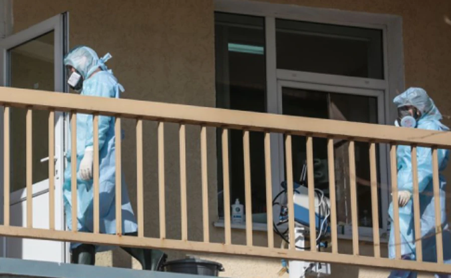 Из-за контакта с инфицированными COVID-19 в самоизоляцию отправили сотню медиков