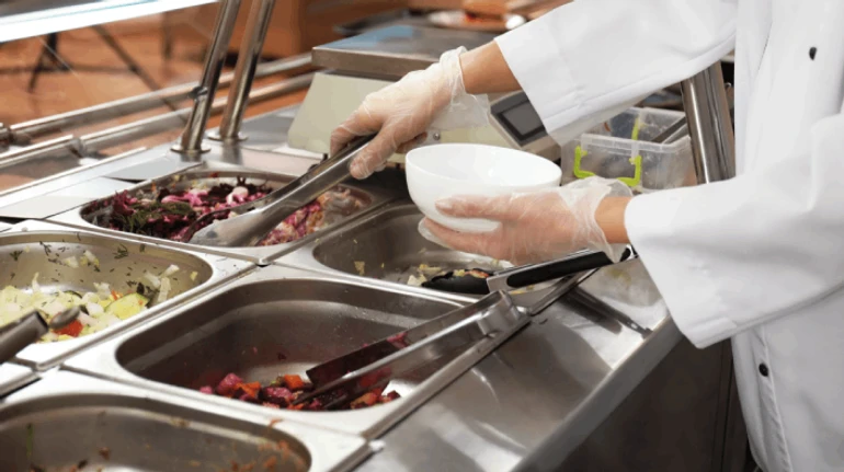 Сосиски проти фритати. Чи вдалося реформувати харчування в українських школах