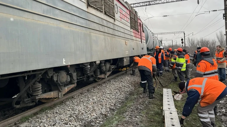 В Ростовской области с рельсов сошел локомотив, задерживаются десятки поездов