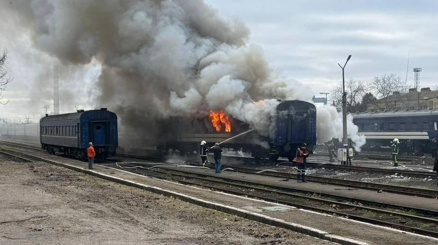Росіяни поцілили в пасажирський потяг у Миколаєві: є поранений