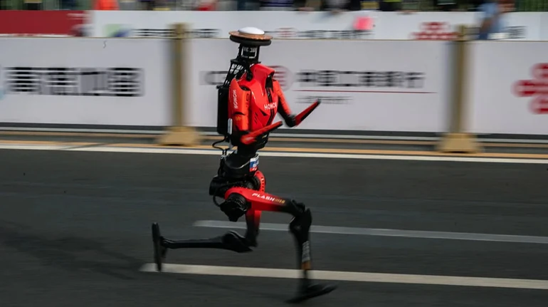 У Пекіні робот-гуманоїд пробіг півмарафон за 50 хвилин та побив людський рекорд
