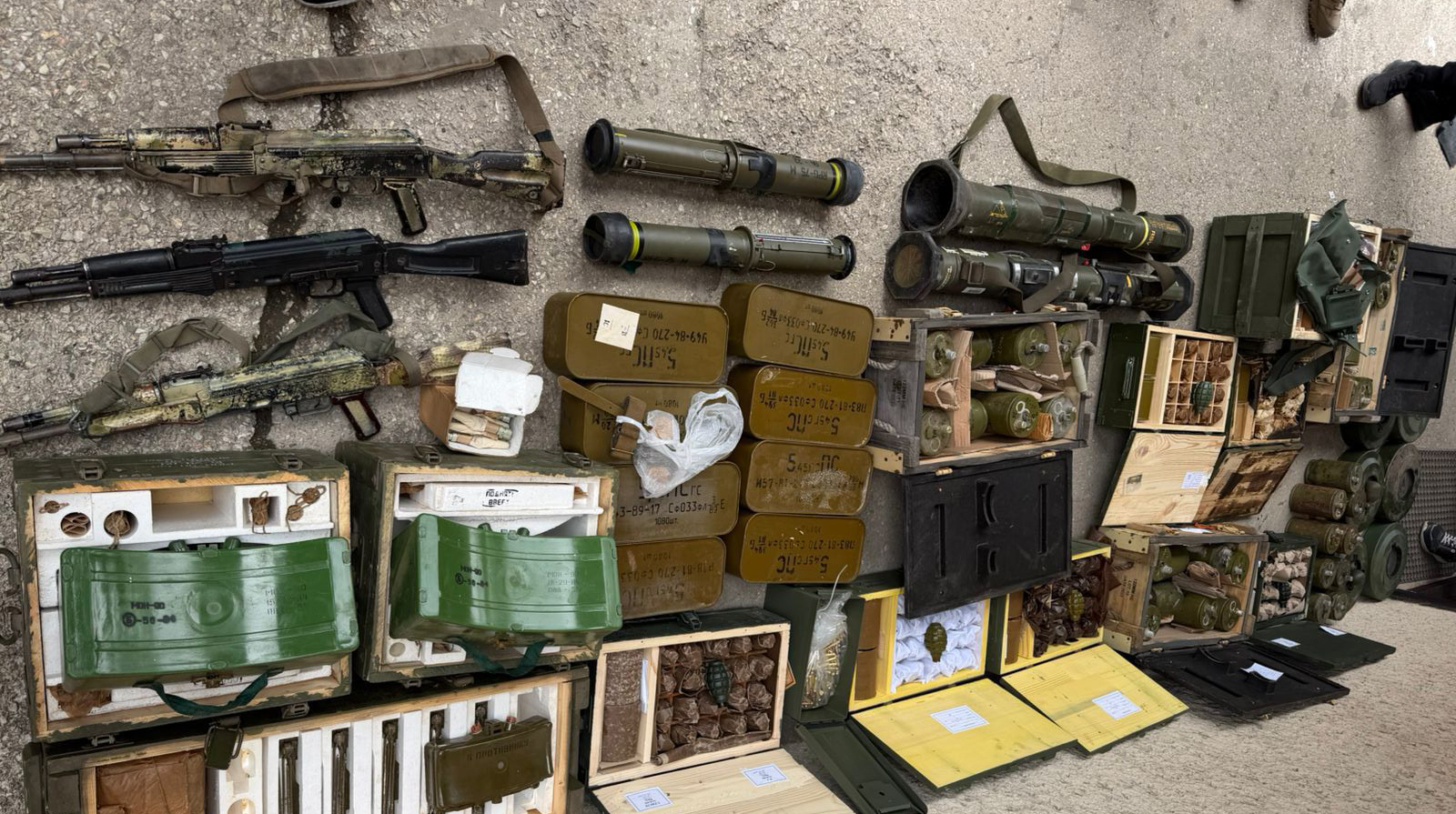 Зброя з фронту під виглядом гумдопомоги: ДБР викрило незаконну  схему