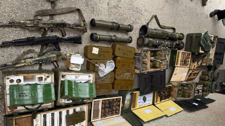 Зброя з фронту під виглядом гумдопомоги: ДБР викрило незаконну  схему