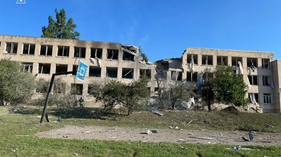 Россияне утром сбросили авиабомбы на школу в Харьковской области: загорелся пожар