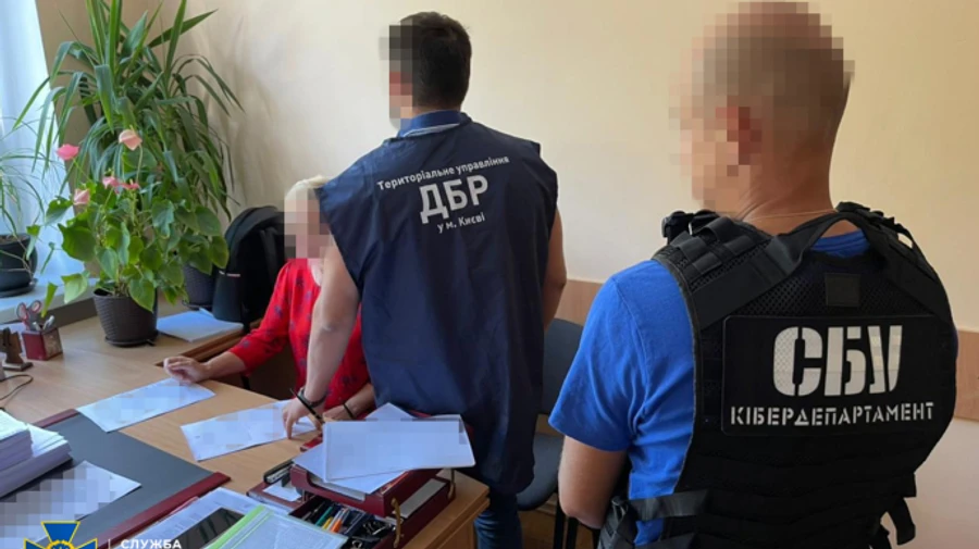 Масштабне розкрадання земель: до топчиновниці Геокадастру прийшли з підозрою