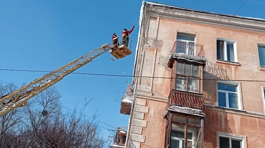 С сосульками в Киеве борется 21 бригада альпинистов