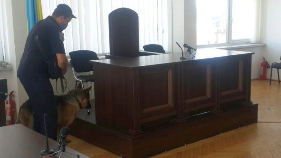 Пока в Киеве разбирались с террористом в банке, во Львове заминировали три суда