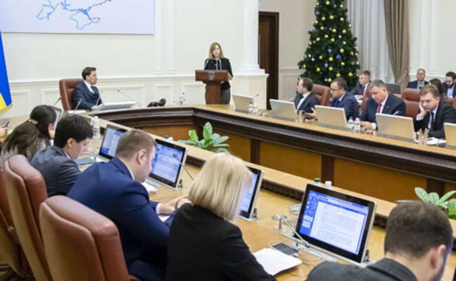 Украинцы считают несправедливыми заоблачные зарплаты госслужащих