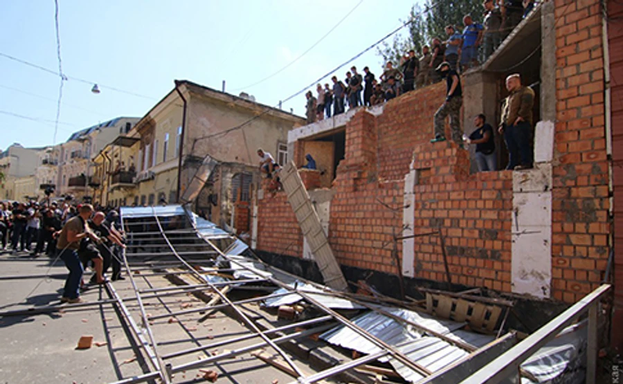 В Одессе на стройке возле дома-стены произошли столкновения