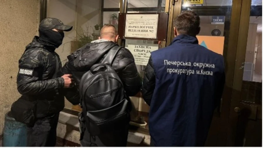 У Києві затримали лікаря-нарколога, який продавав фіктивні довідки водіям