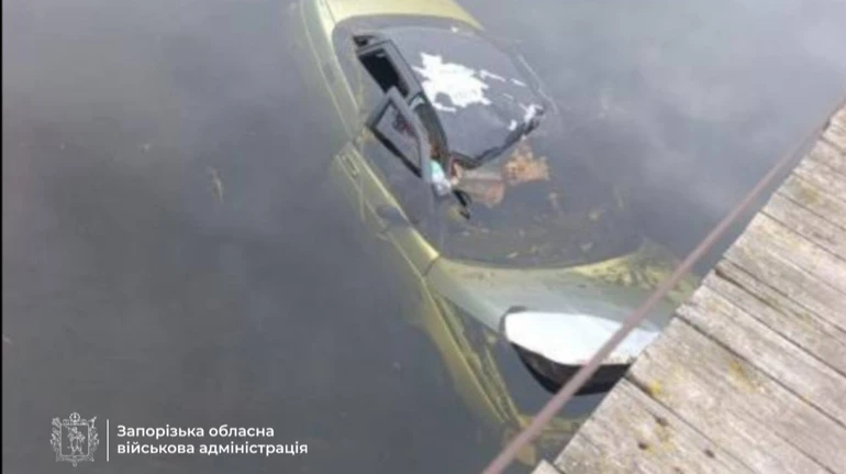У Запорізькому районі через удар РФ авто відлетіло в річку: загинув чоловік