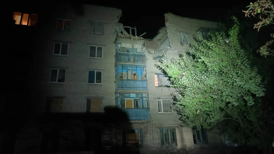 Россияне разрушили многоэтажное здание в Славянске: под завалами находится человек