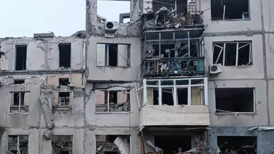 Russian aerial bomb strike on Sloviansk destroys apartment buildings, killing one and injuring 10 – video