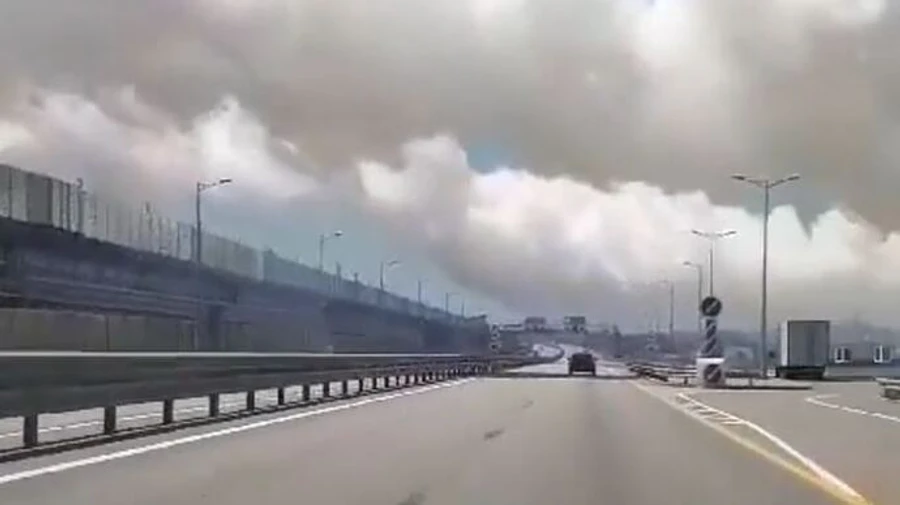 Invaders train to defend the Crimean Bridge, amid clouds of smoke