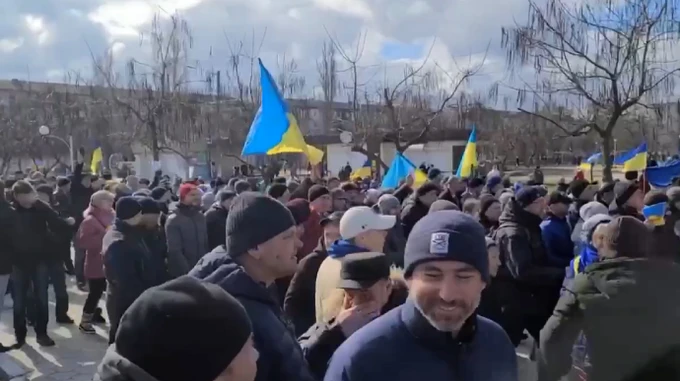 В оккупированной Новой Каховке многотысячный митинг с украинскими флагами