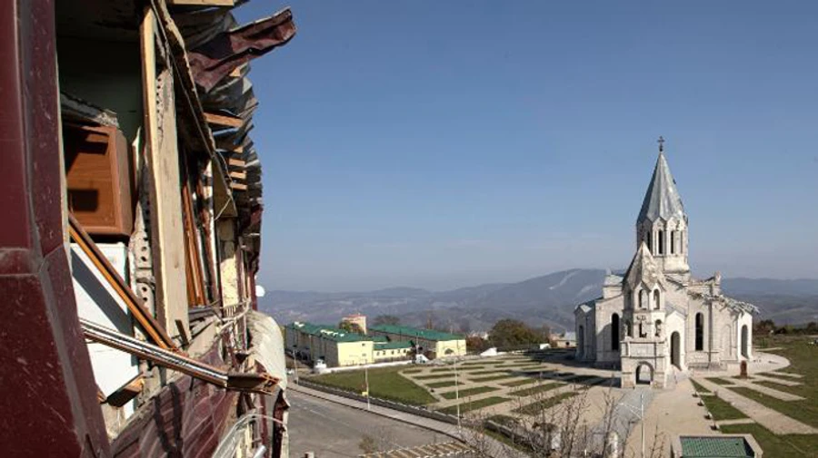 В Карабахе признали потерю ключевого города в боях с Азербайджаном