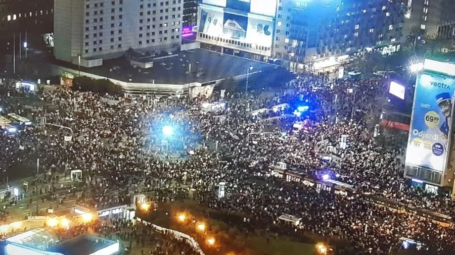 На марш через заборону абортів у Варшаві вийшли близько 100 тисяч людей