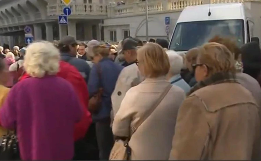 Под офисом Зеленского собралась толпа