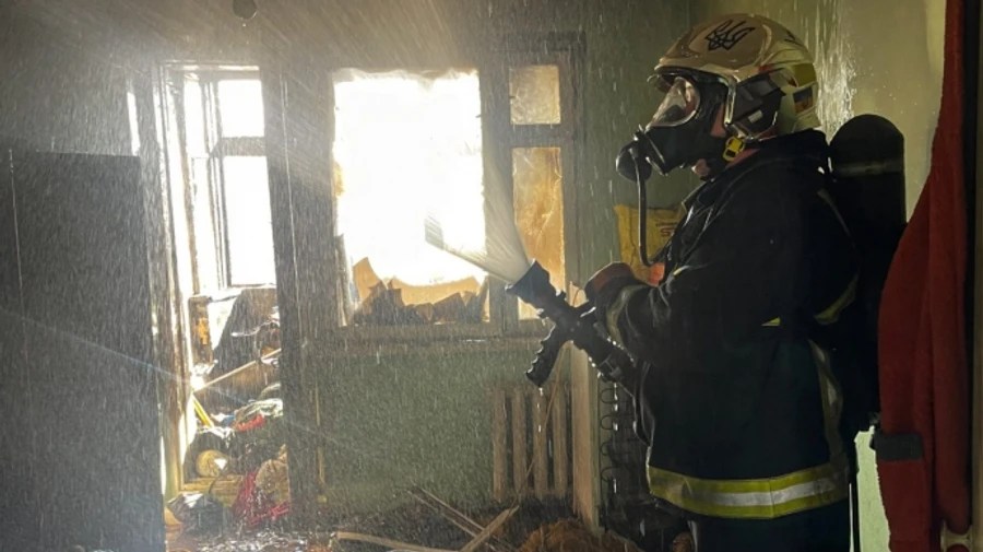 У Чернівцях із палаючої квартири врятували трьох дітей