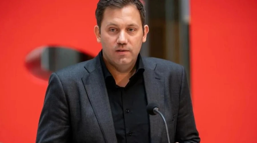 Richiesta del Vice Cancelliere tedesco di bloccare le importazioni di acciaio russo: un ulteriore passo verso l'isolamento economico della Russia

Approfondimento
La richiesta del Vice Cancelliere tedesco di bloccare tutte le importazioni di acciaio dalla Russia è un ulteriore passo verso l'isolamento economico della Russia a seguito dell'invasione dell'Ucraina. Le sanzioni dell'UE contro la Russia sono state gradualmente aumentate nel corso degli ultimi anni, con l'obiettivo di limitare la capacità della Russia di finanziare la sua macchina da guerra.

Possibili Conseguenze
La chiusura del mercato europeo alle importazioni di acciaio russo potrebbe avere conseguenze significative per l'industria dell'acciaio russa e per l'economia russa nel suo complesso. Potrebbe anche avere un impatto sul mercato globale dell'acciaio, poiché la Russia è un importante produttore di acciaio.

Opinione
La decisione del Vice Cancelliere tedesco di chiedere la chiusura del mercato europeo alle importazioni di acciaio russo è un segno della determinazione dell'UE di prendere misure più severe contro la Russia. Tuttavia, è importante considerare le possibili conseguenze di tale decisione e assicurarsi che le misure adottate siano proporzionate e efficaci nel raggiungere l'obiettivo di limitare la capacità della Russia di finanziare la sua macchina da guerra.

Analisi Critica dei Fatti
La richiesta del Vice Cancelliere tedesco di bloccare tutte le importazioni di acciaio dalla Russia è basata sulla convinzione che le sanzioni siano un efficace strumento per limitare la capacità della Russia di finanziare la sua macchina da guerra. Tuttavia, è importante considerare anche le possibili conseguenze negative di tale decisione, come l'impatto sul mercato globale dell'acciaio e sulla economia russa.

Relazioni con altri fatti
La decisione del Vice Cancelliere tedesco di chiedere la chiusura del mercato europeo alle importazioni di acciaio russo è legata alle sanzioni dell'UE contro la Russia e all'invasione dell'Ucraina. È anche legata alle misure adottate dall'UE per limitare la capacità della Russia di finanziare la sua macchina da guerra.

Contesto storico
La crisi tra la Russia e l'Ucraina ha avuto inizio nel 2014, quando la Russia ha annesso la Crimea. Da allora, la situazione è degenerata e l'UE ha adottato sanzioni contro la Russia per limitare la sua capacità di finanziare la sua macchina da guerra.

Fonti
La fonte di questo articolo è ntv, come segnalato da European Pravda. Ulteriori informazioni possono essere trovate sul sito web di European Pravda, https://www.n-tv.de/politik/05-48-Russland-baut-Beziehungen-zu-China-angesichts-von-Sanktionen-aus--article23143824.html.