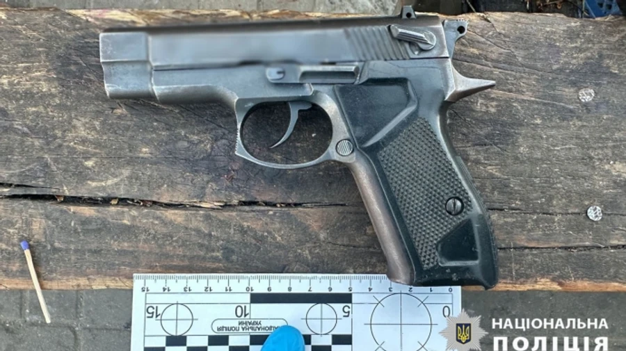 Нетрезвый мужчина устроил стрельбу в Киеве и травмировал человека − полиция