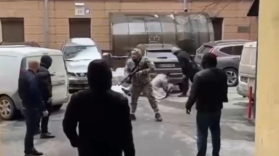 Другий тиждень поспіль біля СБУ в Києві з автоматами воюють за обмінник